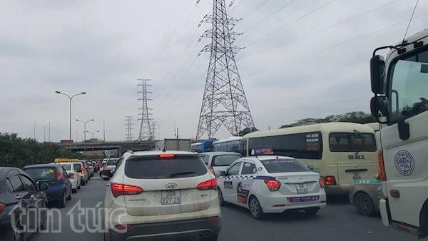 Tình trạng ùn tắc thường xuyên diễn ra tại cửa ngõ vào nút giao Pháp Vân. Ảnh Tiến Hiếu