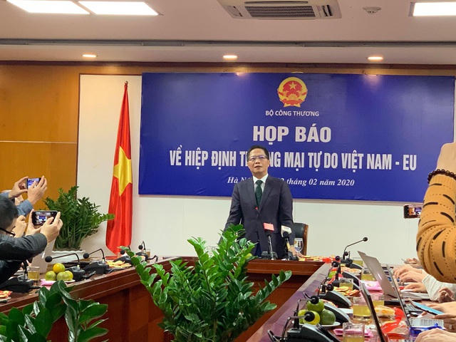 Ngay sau khi Hiệp định EVFTA và EVIPA chính thức được Nghị viện châu Âu thông qua, Bộ Công Thương đã tổ chức họp báo vào 18h15 phút. Bộ trưởng Trần Tuấn Anh chủ trì.