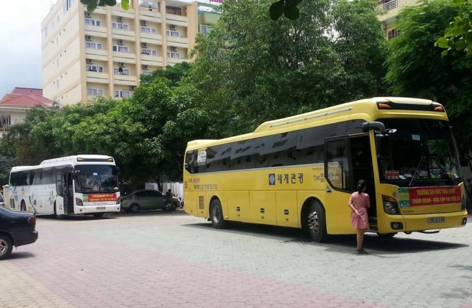 Hai chiếc xe loại 45 chỗ bị "giam" khi công ty du lịch không chịu thanh toán số tiền phòng chênh lệch.