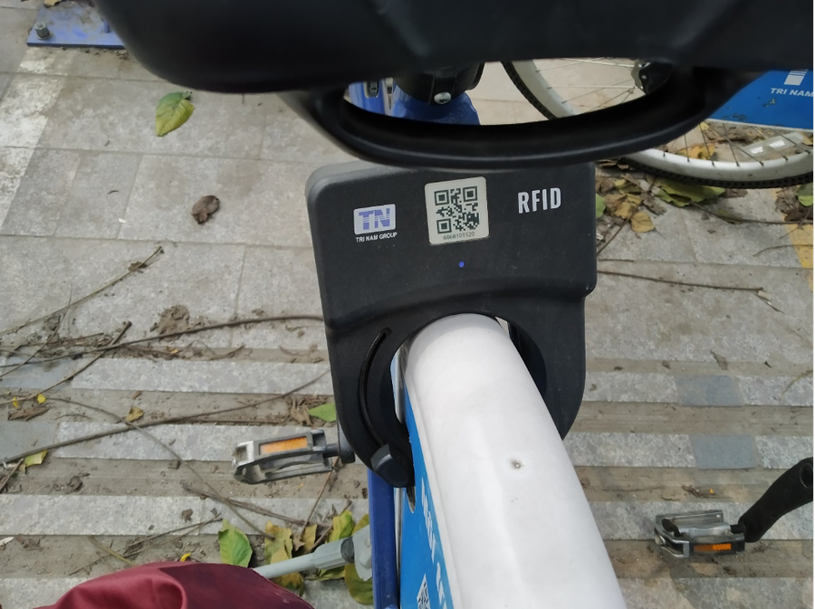 Nhiều xe đạp hiện nay bị xé mất mã QR tại vị trí chính giữa tay lái, những người sử dụng sau buộc phải quét mã gần ổ khóa xe hoặc gần bánh xe sau.