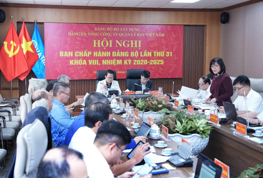 Đồng chí Lê Bích Hòa - Phó Bí thư chuyên trách Đảng ủy Tổng công ty báo cáo tình hình thực hiện công tác Quý I.