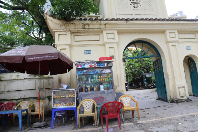 Khu vực bên ngoài công được sử dụng làm quán nước.