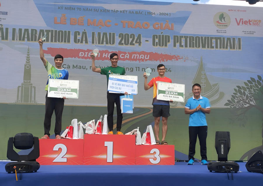 Ban tổ chức Giải Marathon, trao giải Nhất, Nhì, Ba cho VĐV nam ở cự ly 21km.