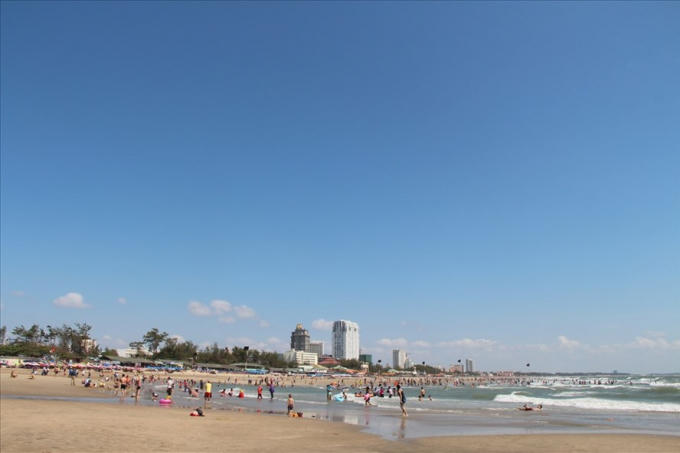 Hơn 31.000 du kh&aacute;ch đổ về c&aacute;c b&atilde;i biển TP. Vũng T&agrave;u trong 2 ng&agrave;y đầu năm mới.