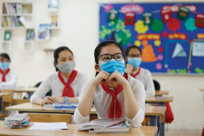 Sau một thời gian học trực tuyến kéo dài, học sinh rất mong mỏi được tới trường.