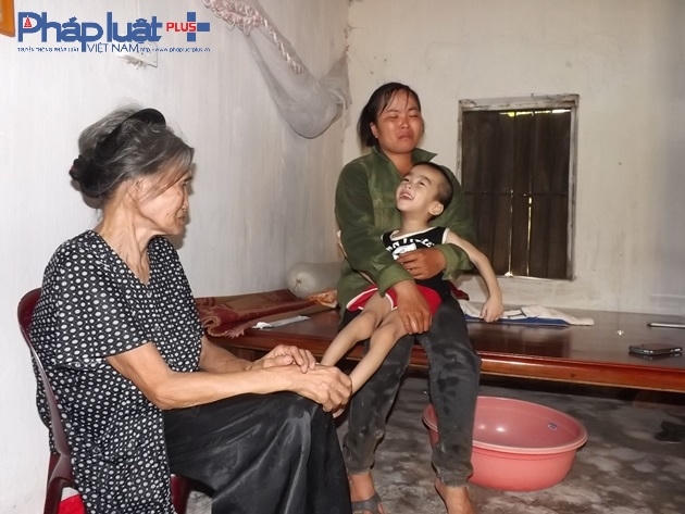 "Gần đất xa trời" cụ bà 80 tuổi vẫn phải hàng ngày vất vả vì đứa cháu yêu tật nguyền.