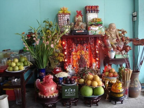 Bàn thờ Thần Tài được lập ở những góc nhà, xó xỉnh chứ không phải nơi cao ráo như bàn thờ Tổ tiên, Thổ Công hay Thánh Sư.