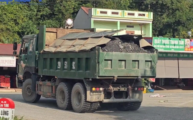 Bắc Kạn: Đoàn xe chở quặng chì kẽm có dấu hiệu quá tải ngang nhiên chạy trên quốc lộ