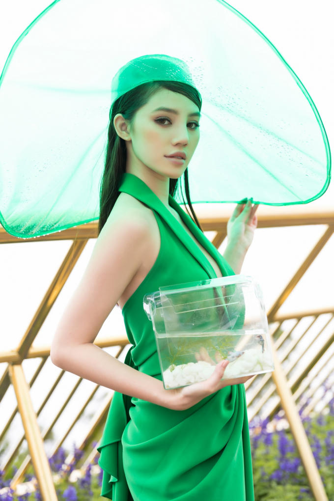 Hoa hậu Jolie Nguyễn diện chiếc đầm được kho&eacute;t s&acirc;u v&ograve;ng một. Với kinh nghiệm tham gia nhiều thảm đỏ, Jolie Nguyễn kh&eacute;o l&eacute;o tạo d&aacute;ng, vừa t&ocirc;n v&oacute;c d&aacute;ng gợi cảm, vừa tr&aacute;nh xảy ra sự cố nhạy cảm.