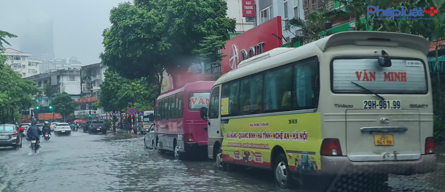 Mưa ngập bao phủ đường Nguyễn Hoàng.