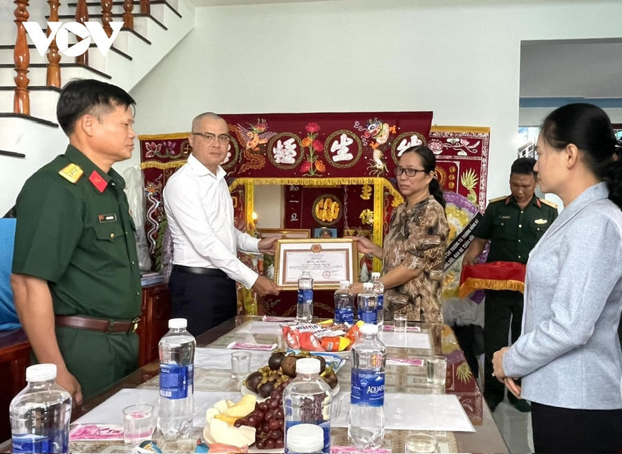 Bí thư Tỉnh ủy Phú Yên Phạm Đại Dương (áo trắng) trao bằng khen trung tá Trương Hồng Kỳ cho người thân. Ảnh: VOV