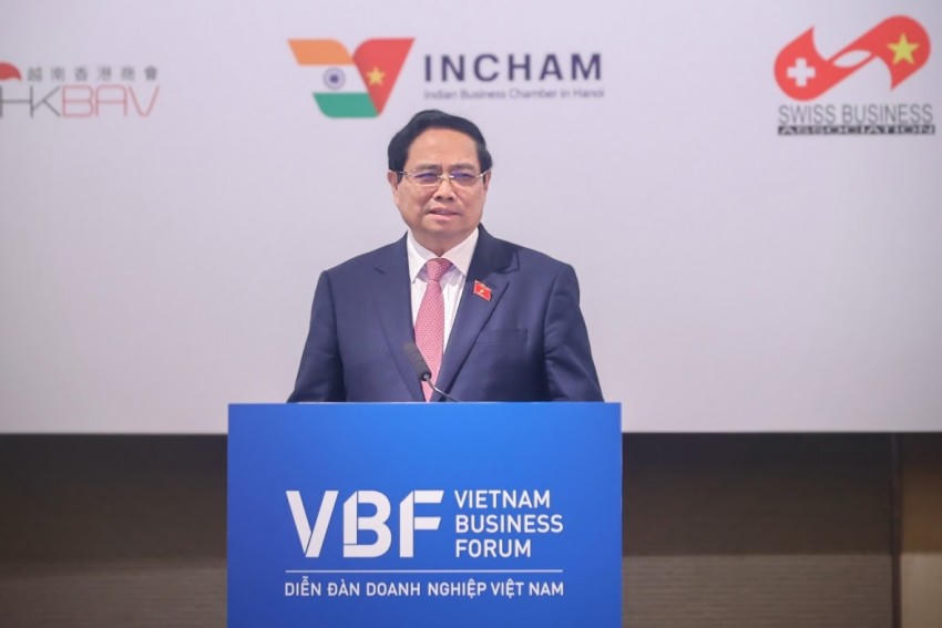 Thủ tướng đề nghị doanh nghiệp phải có sự thay đổi và thích ứng với chuyển đổi kép (vừa chuyển đổi số, vừa chuyển đổi xanh).