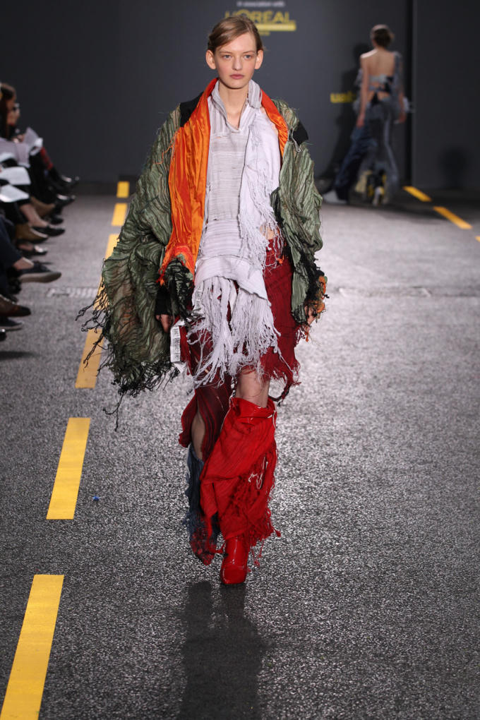 Thanh Hằng xuất hiện trong BST của nh&agrave; thiết kế Anh tại Fashion Yoyage