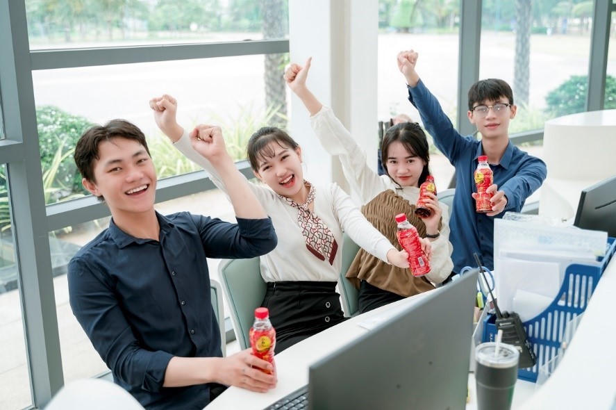 Mỗi ngày thanh lọc cơ thể là một ngày tươi giúp người trẻ tận hưởng công việc và ngày hè sôi động.
