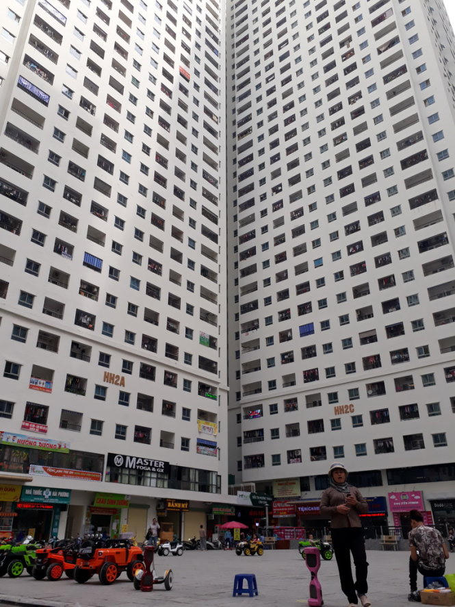 Các tòa nhà nằm liền kề với nhau tuy nhiên không gian cho cư dân rất thiếu - Ảnh: QUANG THẾ