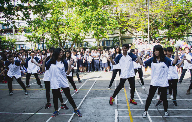 Học sinh Trường THPT Võ Thị Sáu (Tp Hồ Chí Minh) tham gia các hoạt động vui chơi, nhảy flashmob trong giờ ra chơi. (Ảnh: Sỹ Huy)