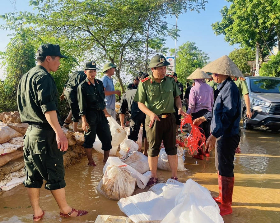 Thiếu tướng Nguyễn Hồng Nguyên, Phó Chánh Văn phòng Bộ kiểm tra, chỉ đạo công tác hộ đê tại hiện trường.