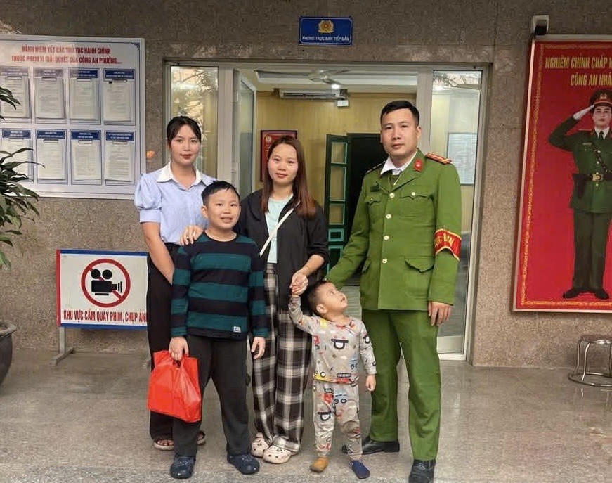 Gia đình vui mừng đến Công an phường đón 02 cháu bé.