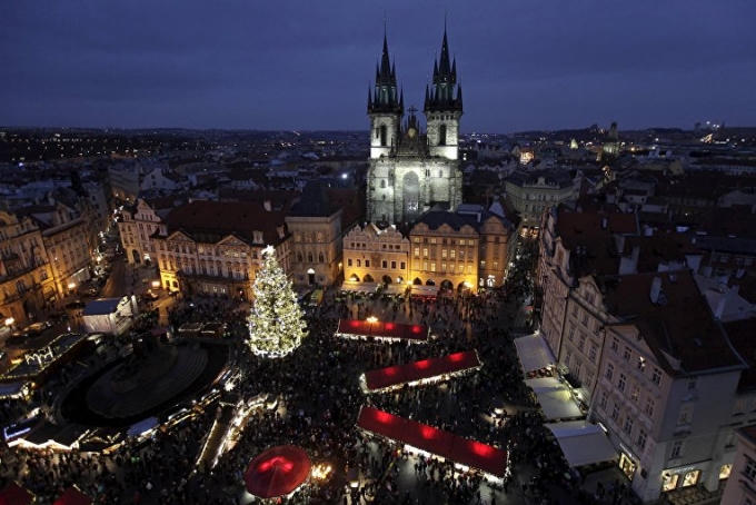 Tại Prague (Cộng hòa Séc), một cây thông Noel lớn nằm ngay trong Quảng trường “Old Town Square”. Ngay cạnh bên là những gian hàng của một hội chợ giáng sinh truyền thống. (Ảnh: Reuters)
