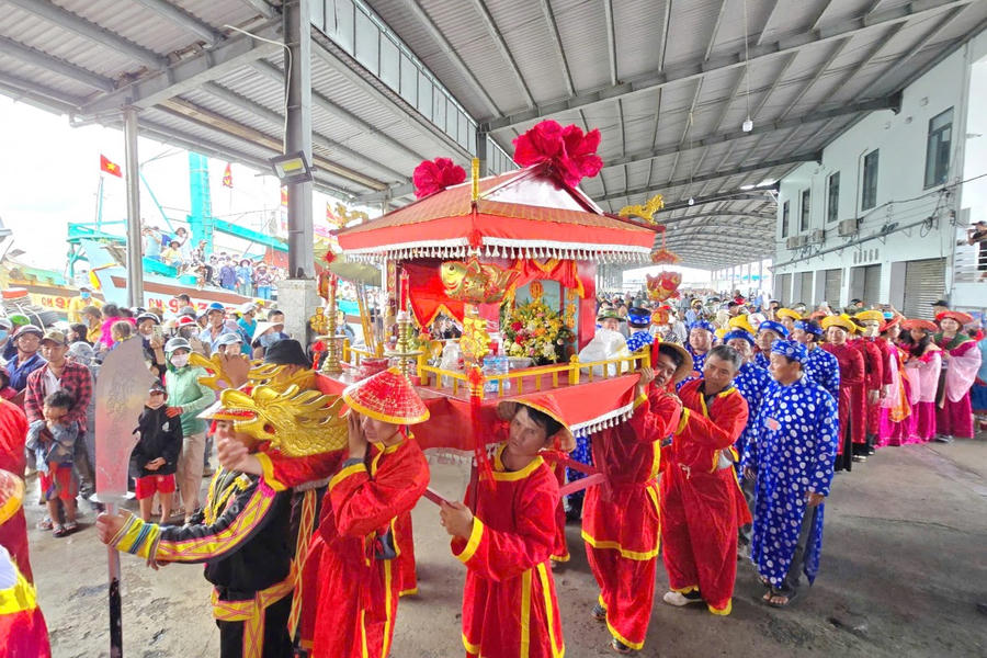 Nghi thức diễu hành từ Lăng Ông Nam Hải đến cửa biển Sông Đốc, huyện Trần Văn Thời.