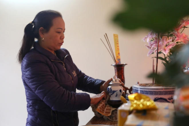 Đồ thờ cũng được lau rửa cẩn thận. Theo quan niệm, đây là cách gột rửa những bụi bẩn của năm cũ, đón tài lộc cho năm mới.