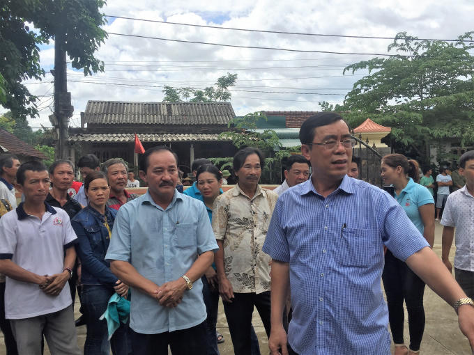 Ông Nguyễn Đức Chính, Chủ tịch UBND tỉnh Quảng Trị trực tiếp về quê nhà của các nạn nhân để thăm hỏi, động viên.