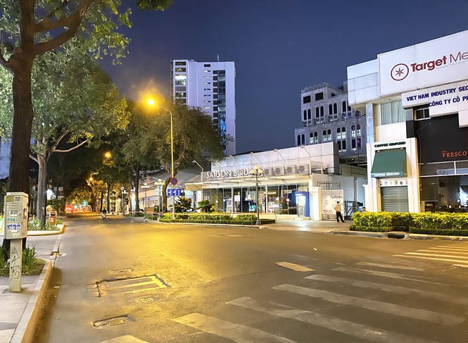 Đường Nam Kỳ Khởi Nghĩa đoạn qua SAIGON SQUARE rất chật chội phương tiện lưu thông qua đây nhưng đêm 3/4 vắng vẻ 1
