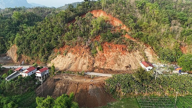 Khoảng 150.000m3 đất đá sạt trượt, vùi lấp mặt đường tỉnh 258.