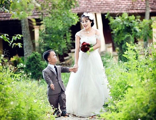 Với chiều cao chênh lệch, nhưng cặp đôi giữ chú rể "Chú lùn" và cô dâu "Bạch Tuyết" đã rất hòa hợp và hành phúc. (Ảnh: Cô dâu chú rể cung cấp)