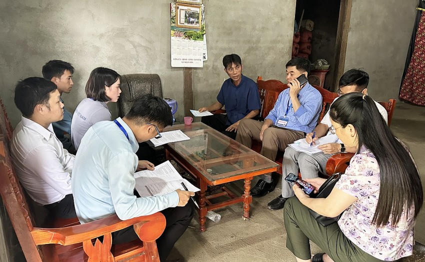 Điều tra viên thu thập thông tin tại hộ dân đầu tiên thuộc xã Nhạn Môn, huyện Pác Nặm. (Ảnh: Cổng TTĐT tỉnh Bắc Kạn).