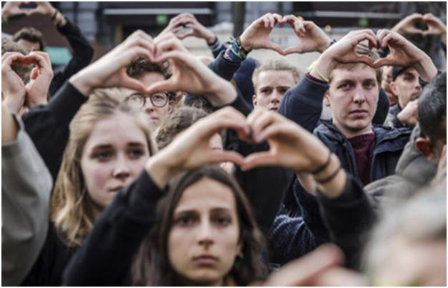 Người dân Brussels tưởng nhớ các nạn nhân khủng bố. (Ảnh: AP)