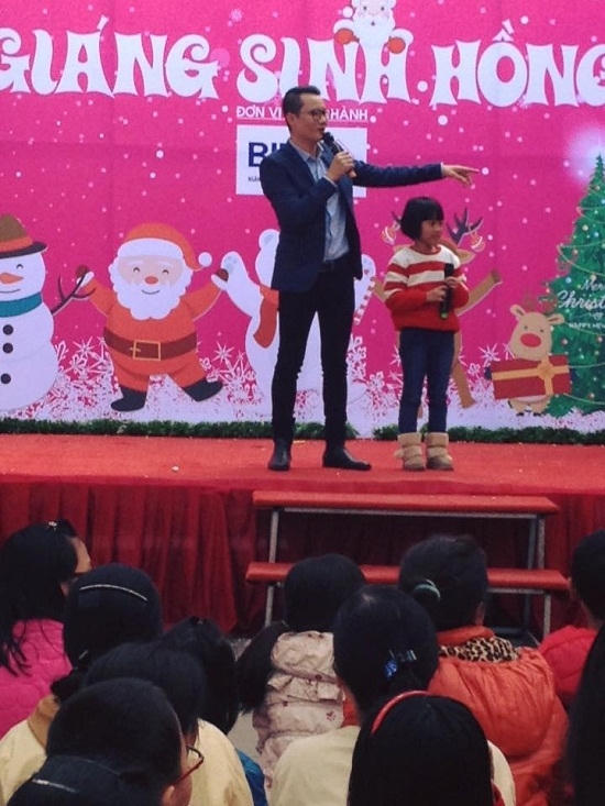 Kh&ocirc;ng c&oacute; thời gian trang tr&iacute; c&acirc;y th&ocirc;ng c&ugrave;ng con trai nhưng Ho&agrave;ng B&aacute;ch đ&atilde; thực hiện một chương tr&igrave;nh v&ocirc; c&ugrave;ng &yacute; nghĩa mang Gi&aacute;ng sinh hồng đến với c&aacute;c em nhỏ kh&oacute; khăn ở bệnh viện Nhi.