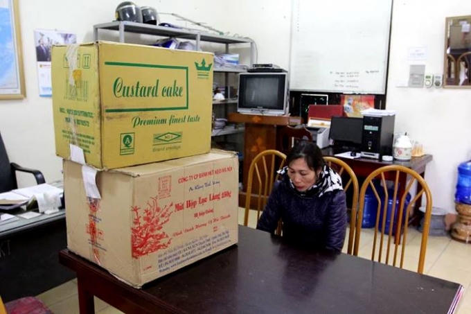 Nguyễn Thị Thành cùng tang vật tại cơ quan công an.