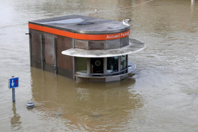Một số khu vực ở ngoại ô Paris cũng đang chìm dưới nước.