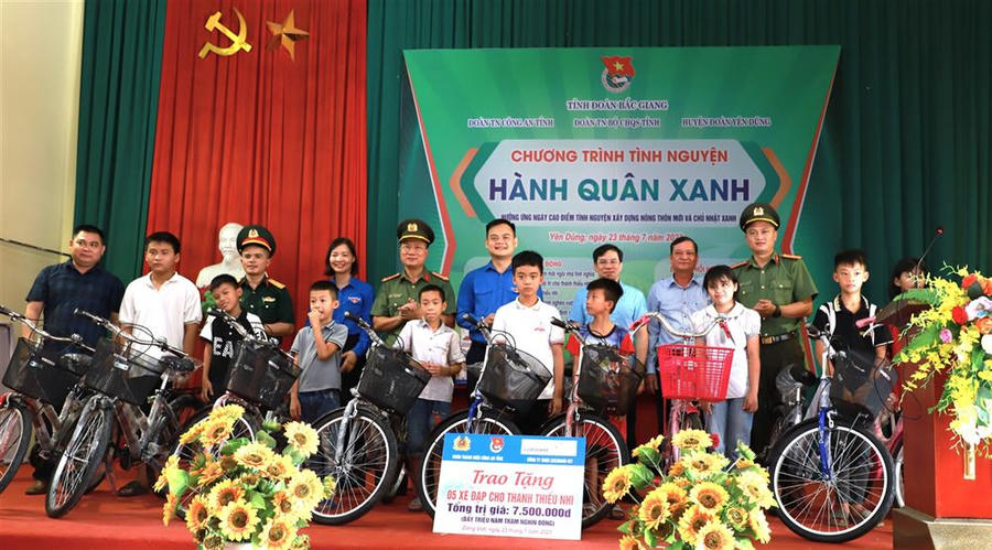 Trao tặng xe đạp cho trẻ em nghèo có hoàn cảnh khó khăn