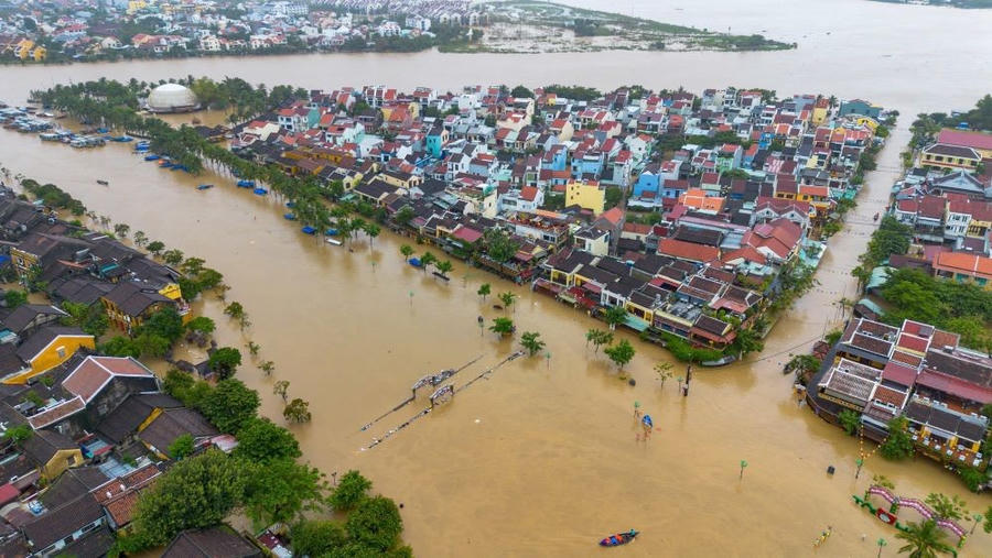 Hàng nghìn hộ dân bị ngập sâu, nhiều khu dân cư vẫn đang bị cô lập, giao thông chia cắt, nguy cơ thiếu lương thực và bùng phát dịch bệnh sau lũ.