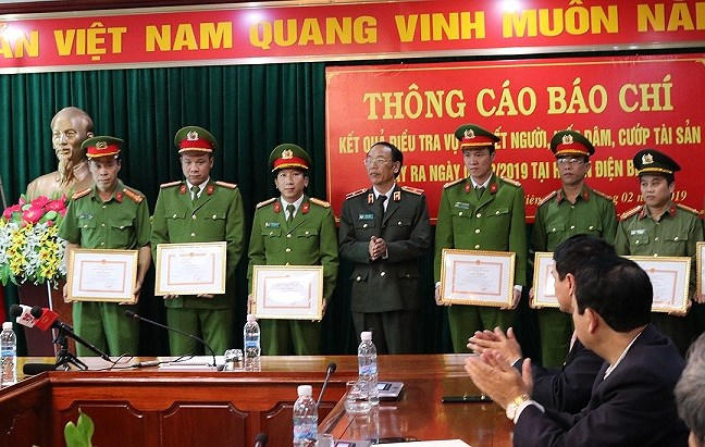 Thiếu tướng Sùng A Hồng-Giám đốc Công an tỉnh trao giấy khen cho các cá nhân trong Ban chuyên án (Ảnh congan.dienbien.gov.vn).