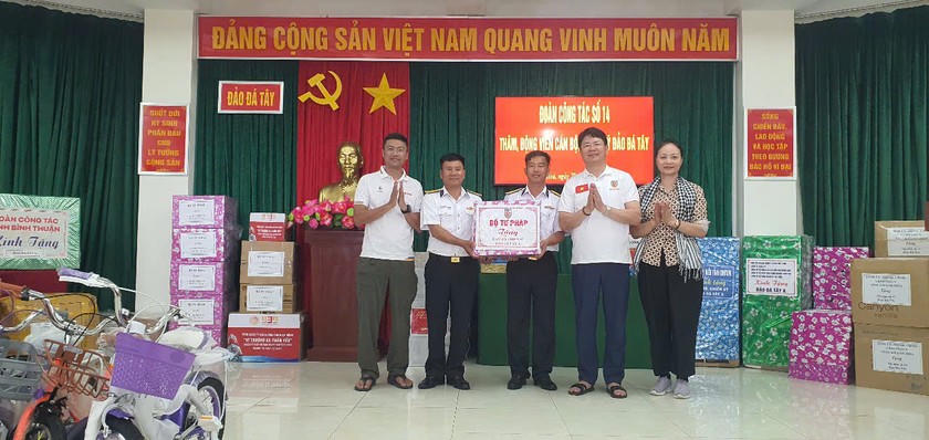Thứ trưởng Nguyễn Thanh Tịnh, Chủ tịch Công đoàn Khương Thị Thanh Huyền, Phó Tổng biên tập Báo Pháp luật Việt Nam Hà Ánh Bình thay mặt Đoàn công tác Bộ Tư pháp tặng quà cho quân và dân trên đảo Đá Tây.