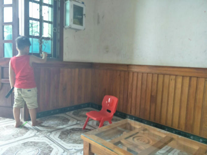 Vợ Hiệp nói cửa sổ gian giữa tầng 2 (nơi cháu bé đứng) không thể để dao như lời Tuấn khai.