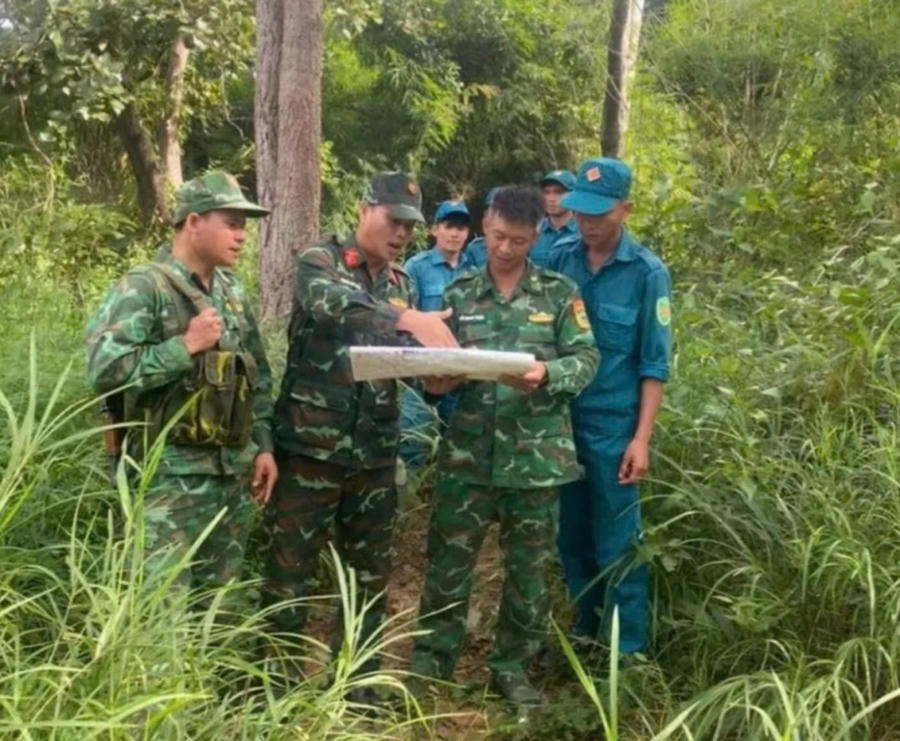Nhiều chiến sĩ tập trung tại rừng VQG Yor Đôn để tìm kiếm máy bay rơi. Ảnh: Minh Hoàng