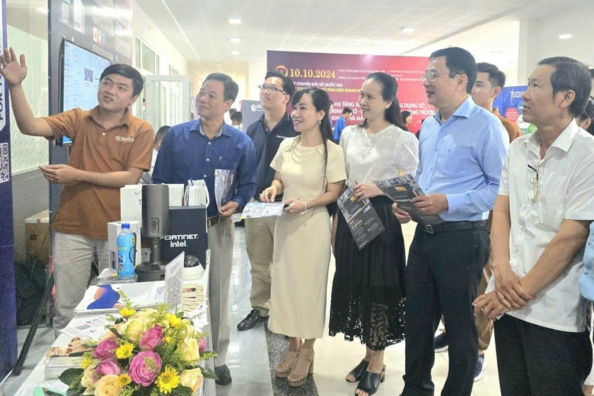 Các đại biểu nghe thuyết trình về các giải pháp chuyển đổi số.