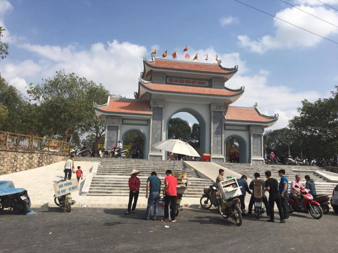 Nhiều hàng ăn nhanh bủa vây cổng hội Lim.