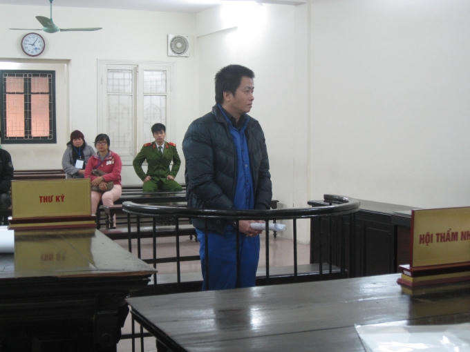 Bị cáo Phạm Hồng Anh trước vành móng ngựa.