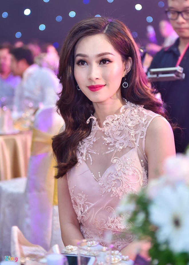 Trước thềm chung kết Hoa hậu Việt Nam diễn ra vào ngày 28/8, ban tổ chức Hoa hậu Việt Nam tổ chức buổi tiệc dành cho nhà tài trợ và 30 thí sinh. Hoa hậu Đặng Thu Thảo góp mặt ở chương trình với vai trò khách mời.