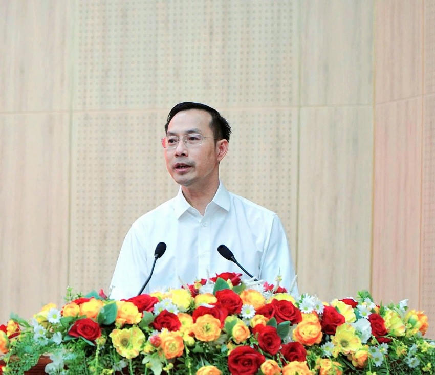 Phó Bí thư Thường trực Tỉnh ủy, Chủ tịch HĐND tỉnh An Giang Nguyễn Thanh Nhàn báo cáo tại buổi làm việc.