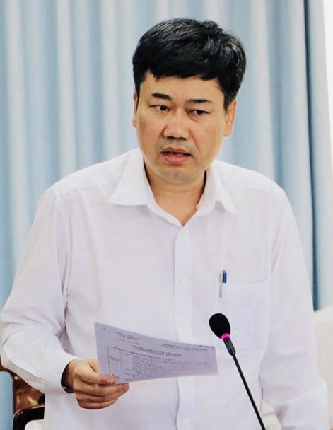Chánh Văn phòng Tỉnh ủy Viên Hồng Tiến phát biểu tại buổi làm việc sáng 27/2.