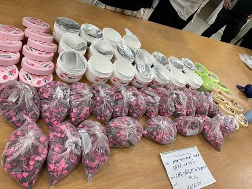 16kg ma tuý được nguỵ trang trong các hộp kẹo và mỹ phẩm.