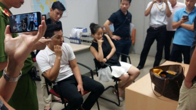 Nữ tiếp viên hàng không và nam thanh niên bị bắt giữ khi vận chuyển vàng lậu.