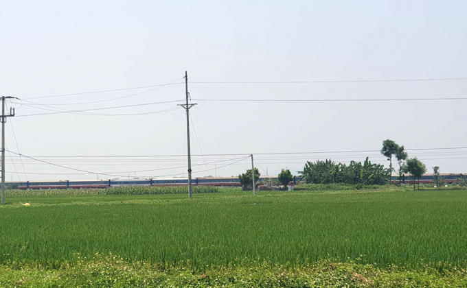 Gần 2 tiếng trôi qua, đoàn tàu Bắc - Nam vẫn chưa thể di chuyển