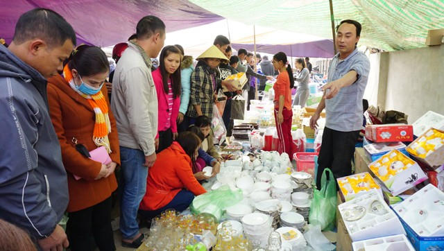 Đi chợ ngày Tết không chỉ có cánh phụ nữ. Nhiều người đàn ông đi chợ phiên cuối năm để chọn mua nông, ngư cụ... chuẩn bị cho một năm sản xuất tiếp theo
